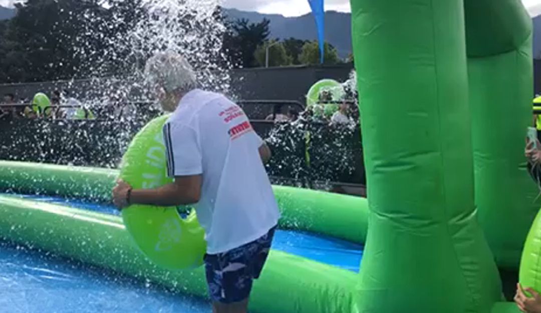 Peñalosa se lanzó de un tobogán: ¡Como niño chiquito! Alcalde Peñalosa se lanzó al agua