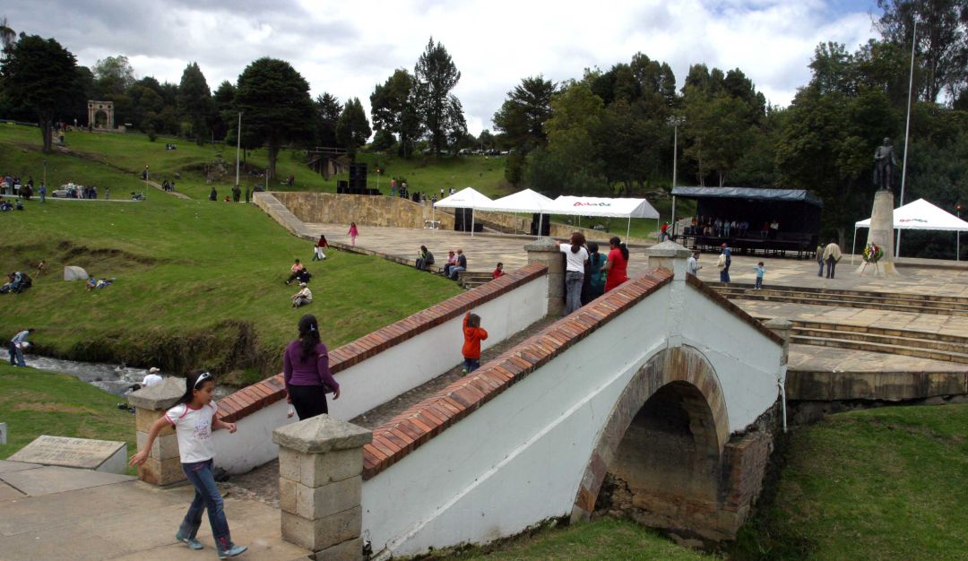 Iluminación del Puente de Boyacá dinamiza la economía: Iluminación del Puente de Boyacá dinamiza la economía