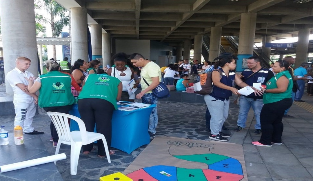 Siguen en paro los trabajadores del Bienestar Familiar en Cali