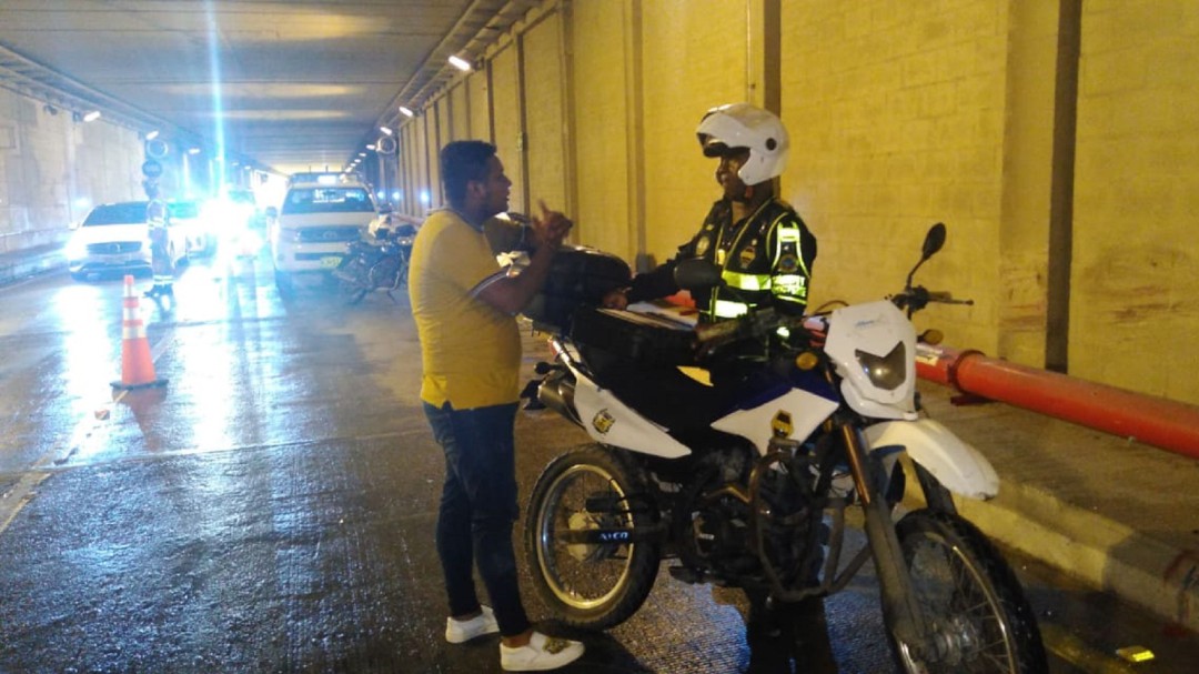 En Cartagena, accidente de tránsito en el túnel de Crespo genera inundación