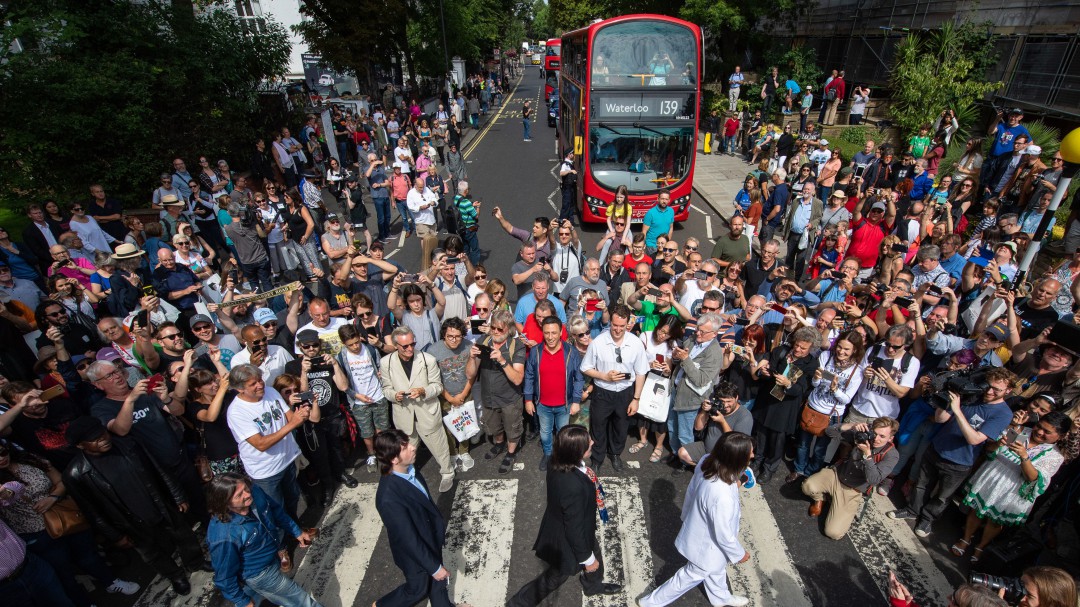 Fans de Los Beatles celebran 50º aniversario de la foto de Abbey Road