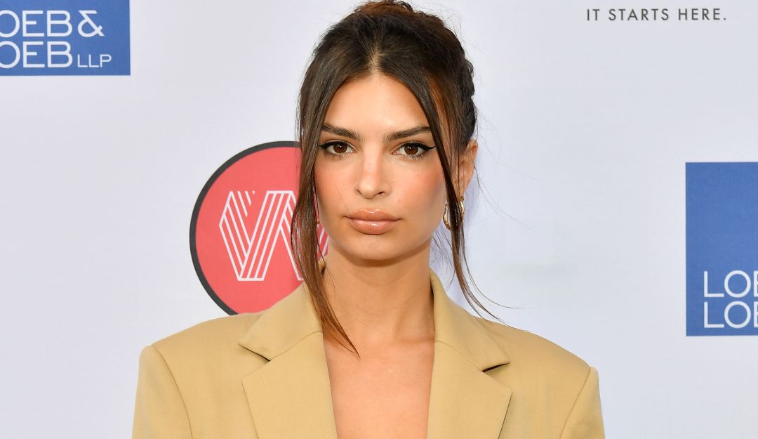 Emily Ratajkowski rompe los estereotipos: Emily Ratajkowski muestra los vellos de su axila