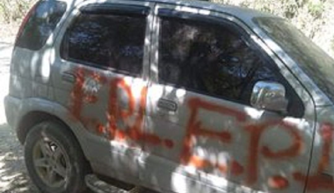 Carro pintado con insignias del Epl