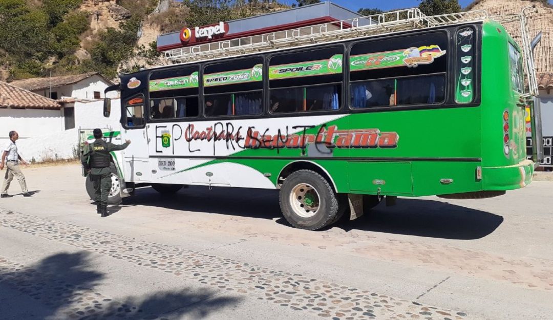 Buses pintados con insignias del Epl