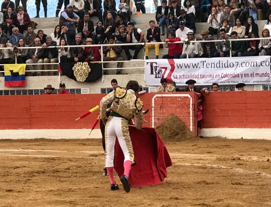 Moreno Muñoz recibe grave cornada en el cuello Moreno Muñoz recibe grave cornada en el cuello