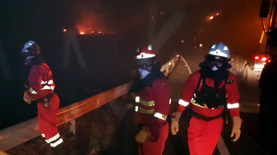 Bomberos luchan contra incendio en isla española de Gran Canaria
