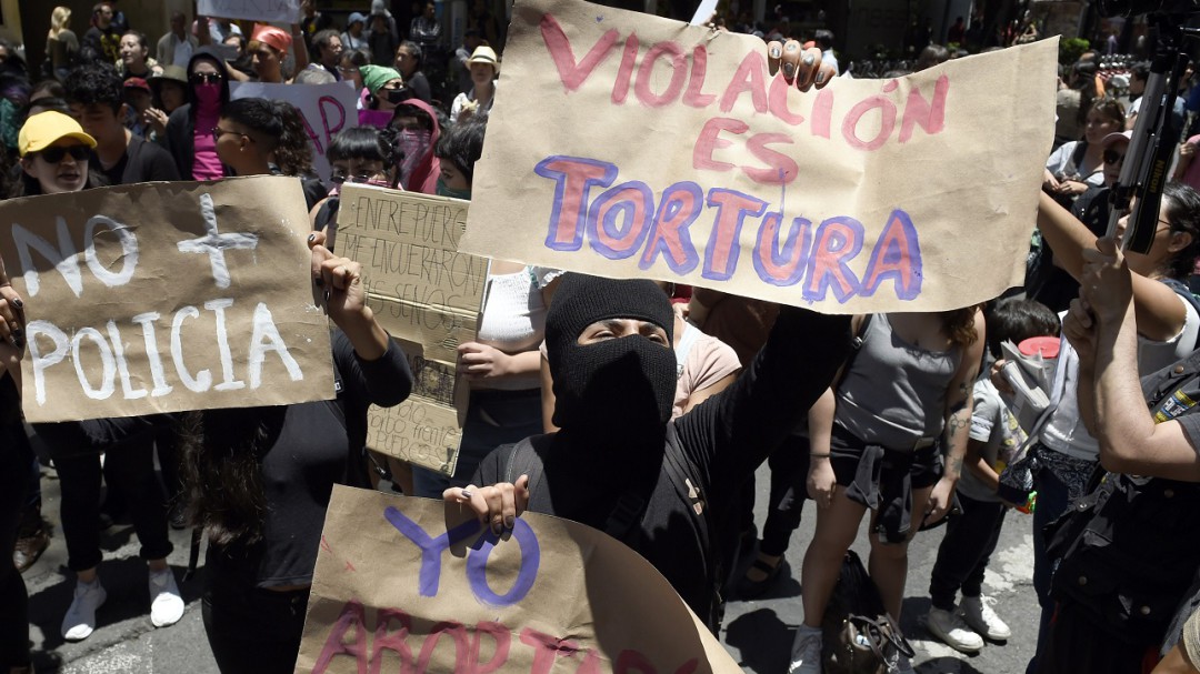Marcha feminista exige castigo a policías de México que violaron 2 menores