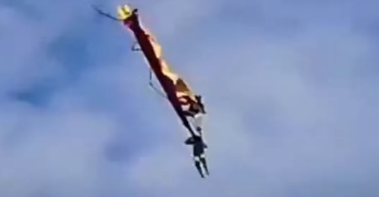 Caída de dos suboficiales de la Fuerza Aérea: ¿Fue un saludo militar el del suboficial, o un movimiento por la caída? Caída de dos suboficiales de la Fuerza Aérea: ¿Fue un saludo militar el del suboficial, o un movimiento por la caída?