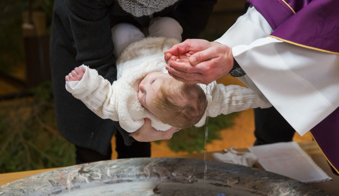 Sacerdote ruso maltrata bebe en bautismo: VIDEO: Sacerdote trata violentamente a niño durante su bautismo