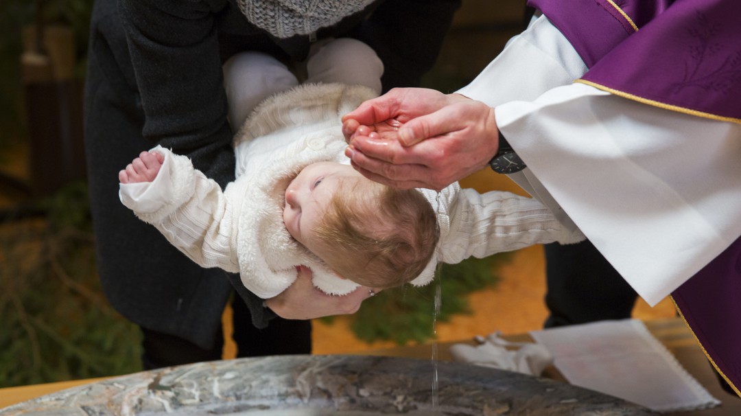 VIDEO: Sacerdote trata violentamente a niño durante su bautismo