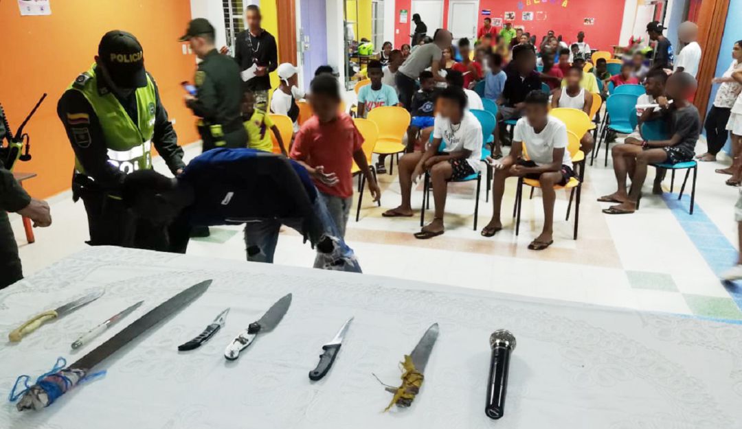 Jóvenes en riesgo Cartagena: Jóvenes entregan armas a la Policía en Cartagena