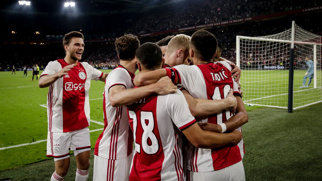Ajax sufrió, pero quedó al borde de la fase de grupos