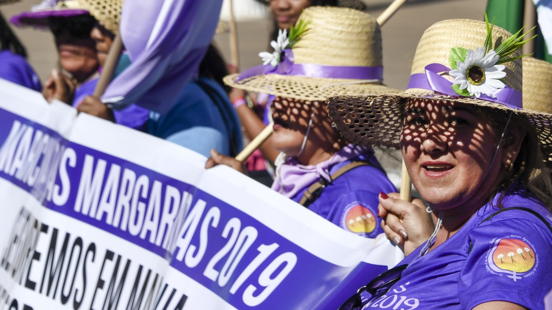 Multitudinaria marcha de campesinas en Brasilia arremete contra Bolsonaro