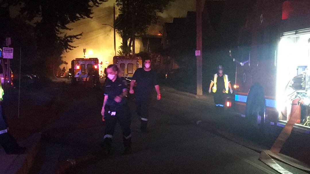 Explosión en Ontario, Canadá deja varias casas en llamas