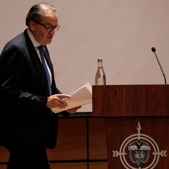 Procurador pide frenar licitación del Sena tras denuncia de Caracol Radio