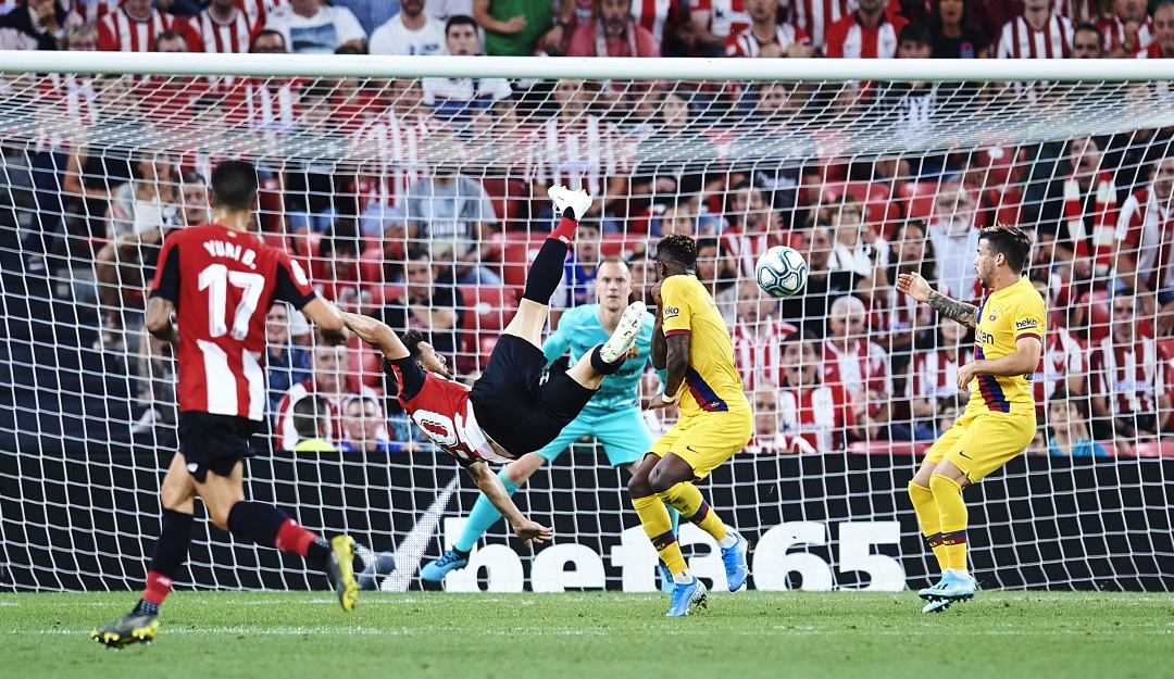 liga española fc barcelona athletic bilbao: Aduriz derrumba al Barcelona en su debút, con una tijera mágica