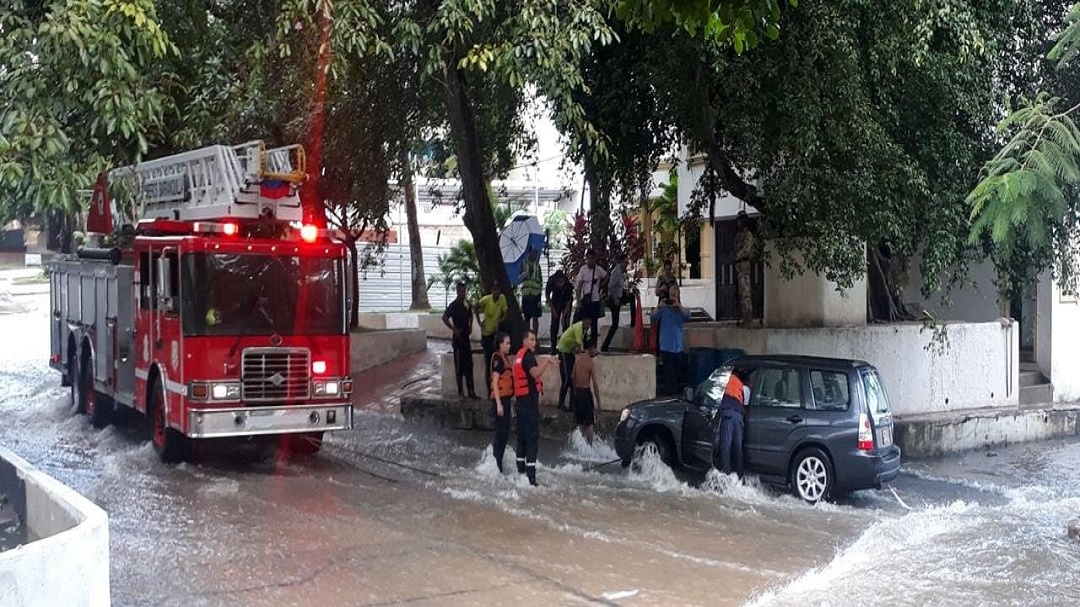 Comunidad rescató a hombre que era arrastrado por un arroyo en Barranquilla