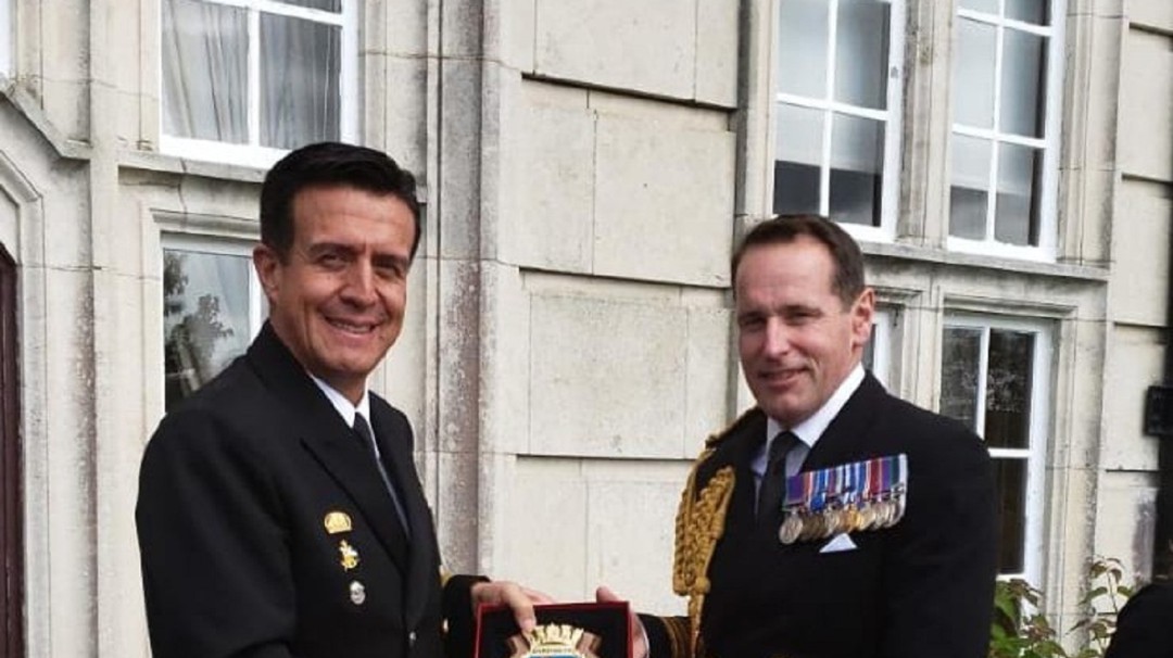Guardiamarina colombiano se escalafona en la Real Armada Británica