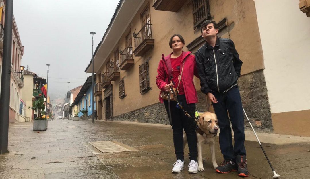 Niegan entrada de perro guía a museo: Niegan entrada al Museo Militar a turista española por ir con su perro guía