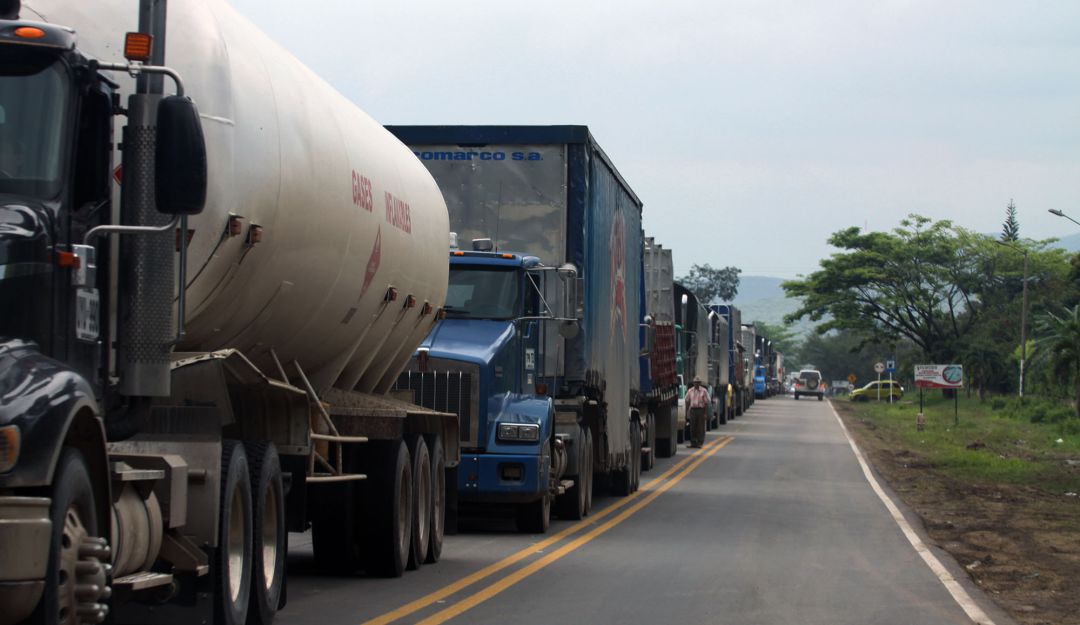 Cierre vía al Llano: Cierre de la vía al Llano genera pérdidas para transportadores del Tolima