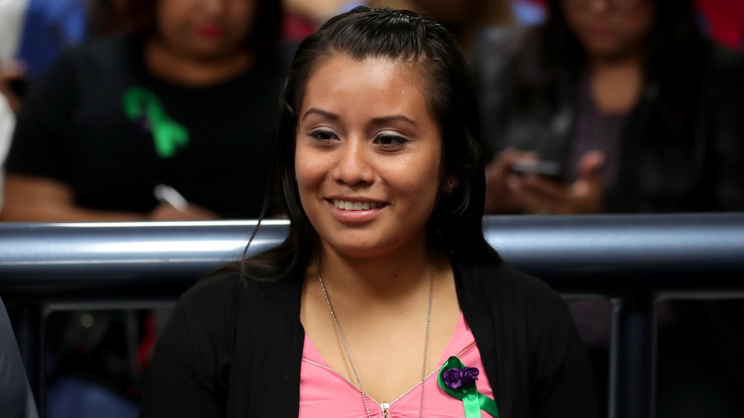 Absuelven a joven acusada de homicidio por supuesto aborto en El Salvador