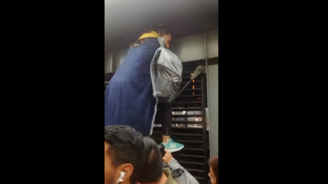 ¡Como si fuera Spider-Man! Mujer trepa paredes en estación de TransMilenio