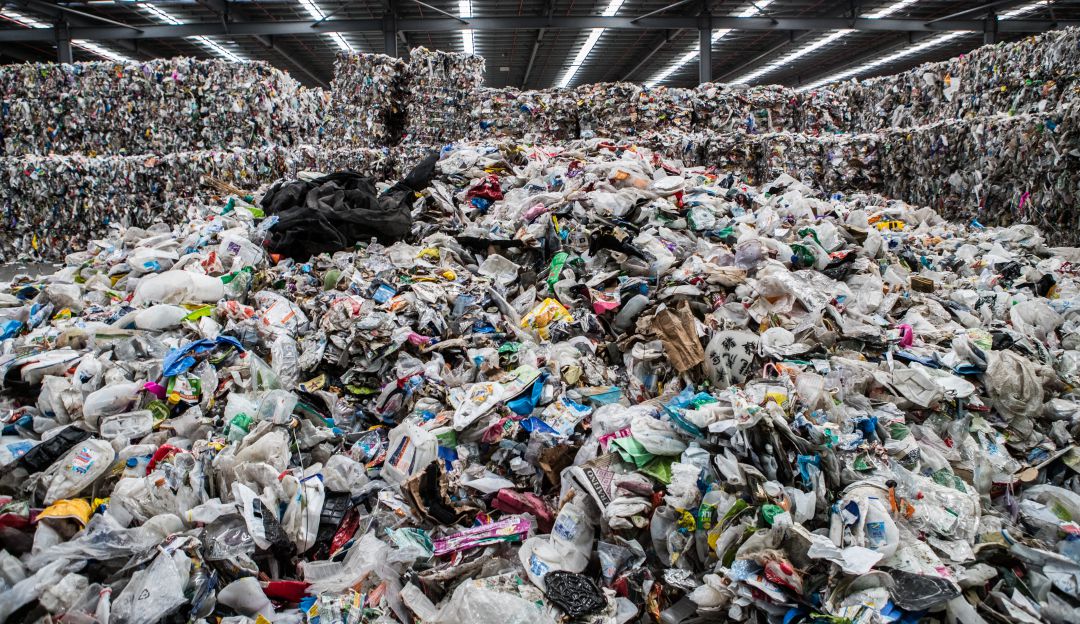 Reciclaje en Indonesia: El reciclador que sacó adelante a sus hijos a punta de basura