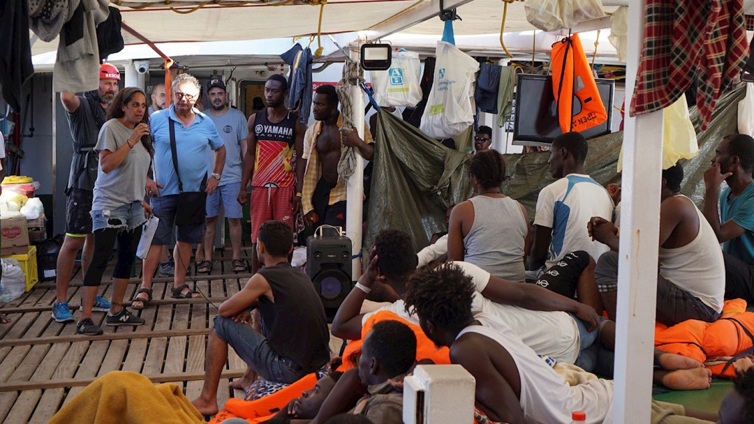 España enviará un buque militar para recuperar a migrantes del Open Arms