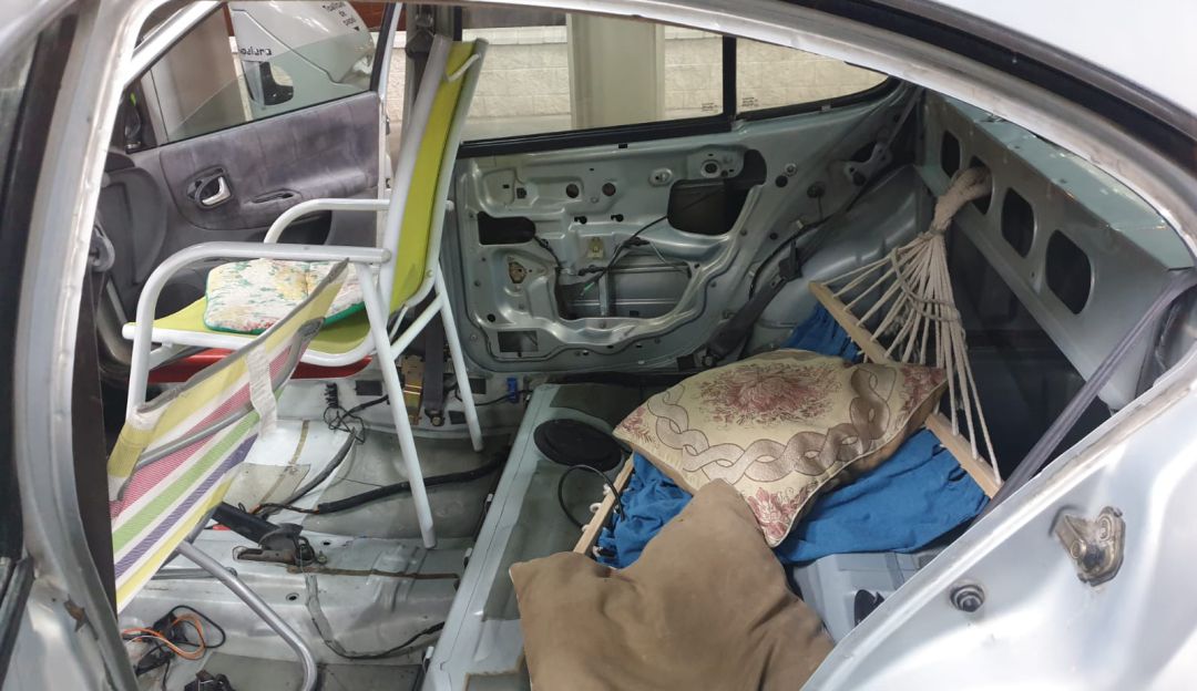 Carro con sillas de playa y hamaca en España: ¡Increíble! Autoridades detuvieron un carro que tenía sillas de playa