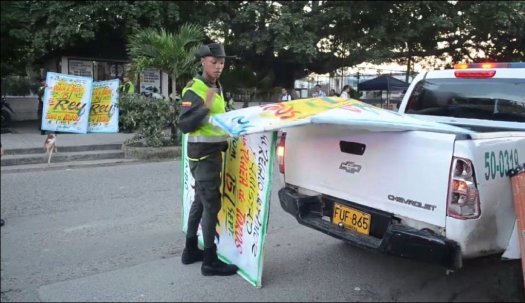 Policía retiro afiches publicidad política Cartagena: Policía retira más de 300 afiches con publicidad política en Cartagena