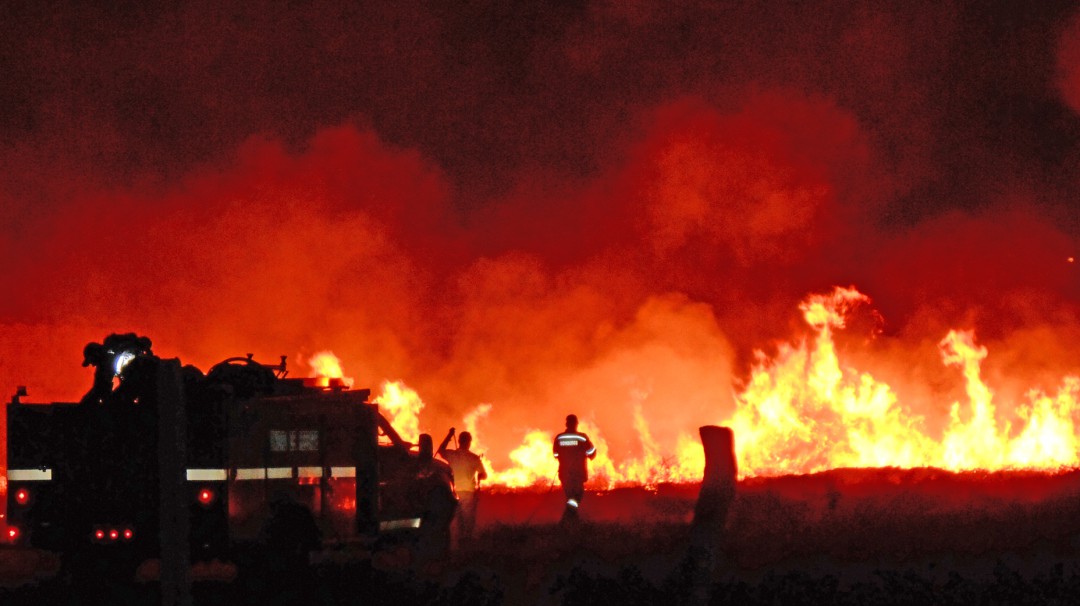 ¡Con la camiseta puesta! Habitantes tratan de apagar incendios en Neiva