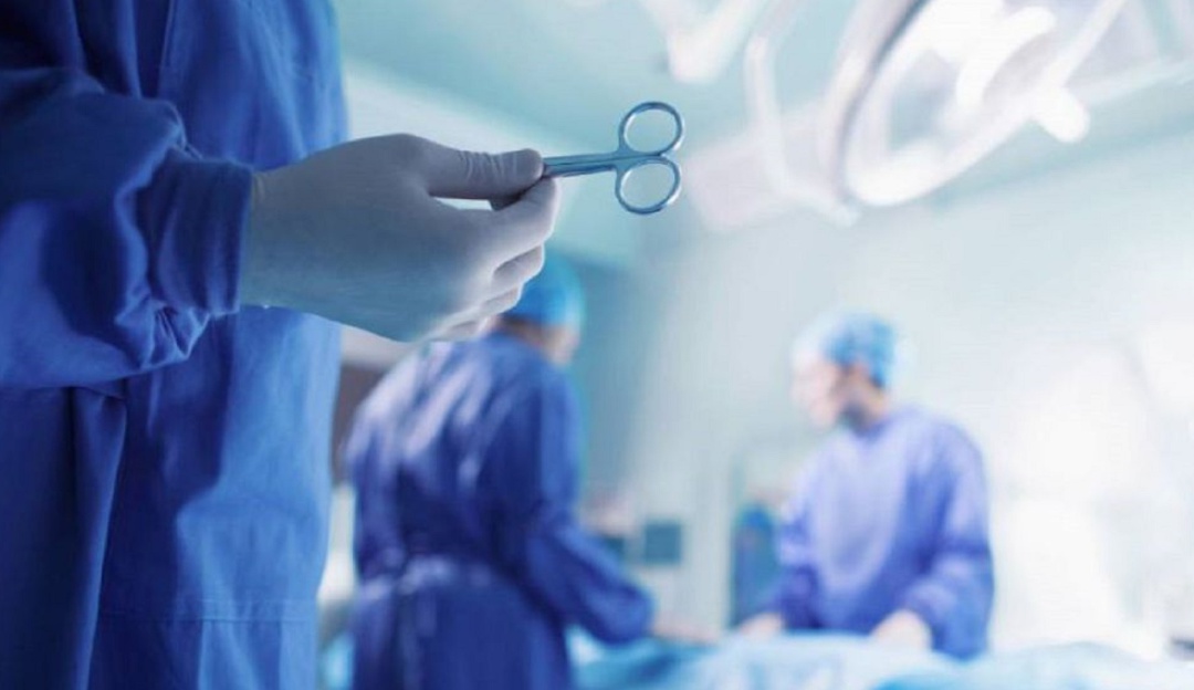 Paciente denuncia que por error le operaron la pierna equivocada