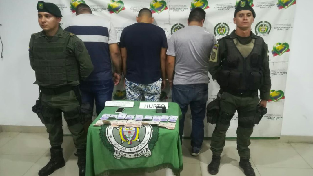 Capturados tres hombres que robaban carros en La Dorada
