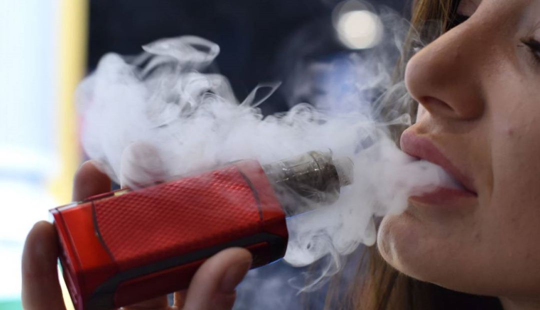 India busca prohibir cigarrillos electrónicos para "evitar una epidemia"