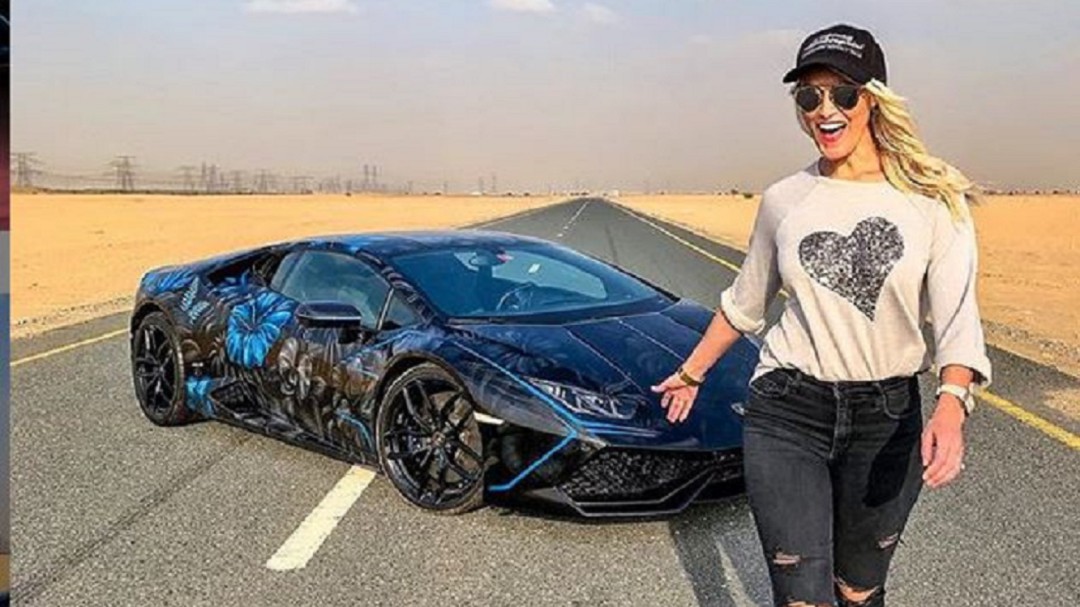 La mujer que ha probado los carros más lujosos de Dubái