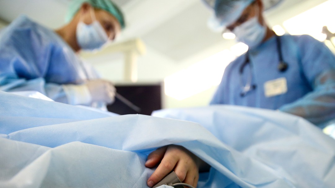¡El colmo! Por error médico, hombre se queda sin uno de sus riñones