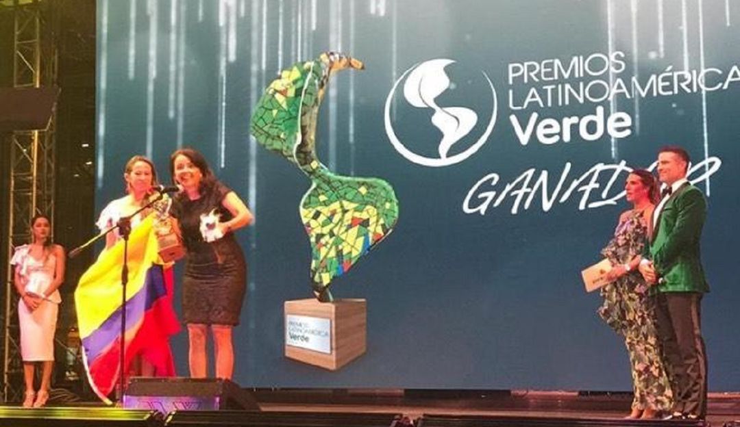 Momento en el que la Directora del proyecto Titi recibe el premio.