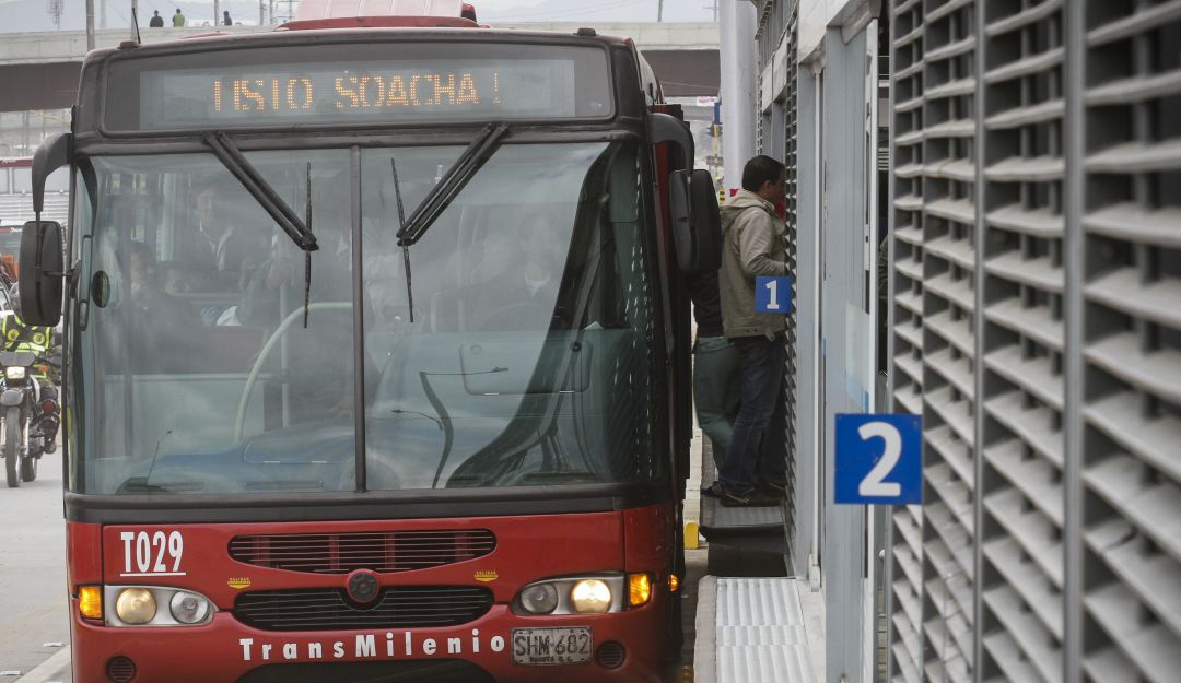 abogado boyacense herido en Transmilenio por robarle el celular: Por robarle el celular, un abogado boyacense fue herido en Transmilenio