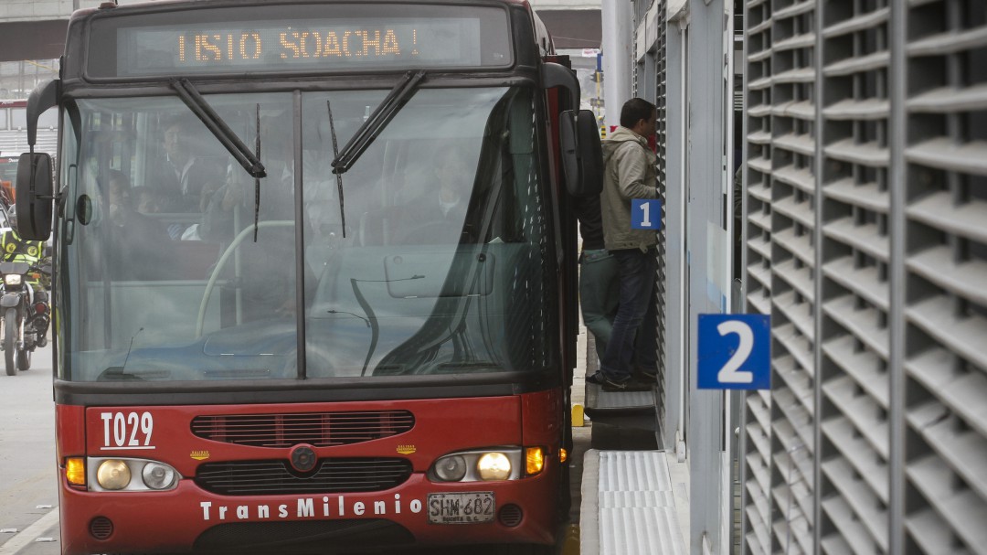 Por robarle el celular, un abogado boyacense fue herido en Transmilenio