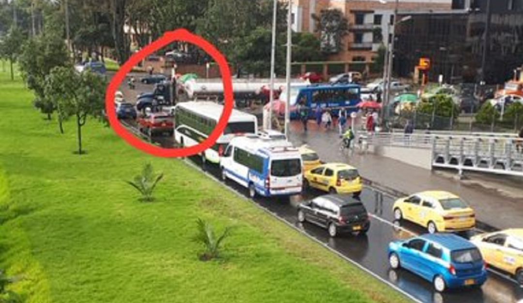 Trancón en la calle 26: Trancón llegando al aeropuerto de Bogotá