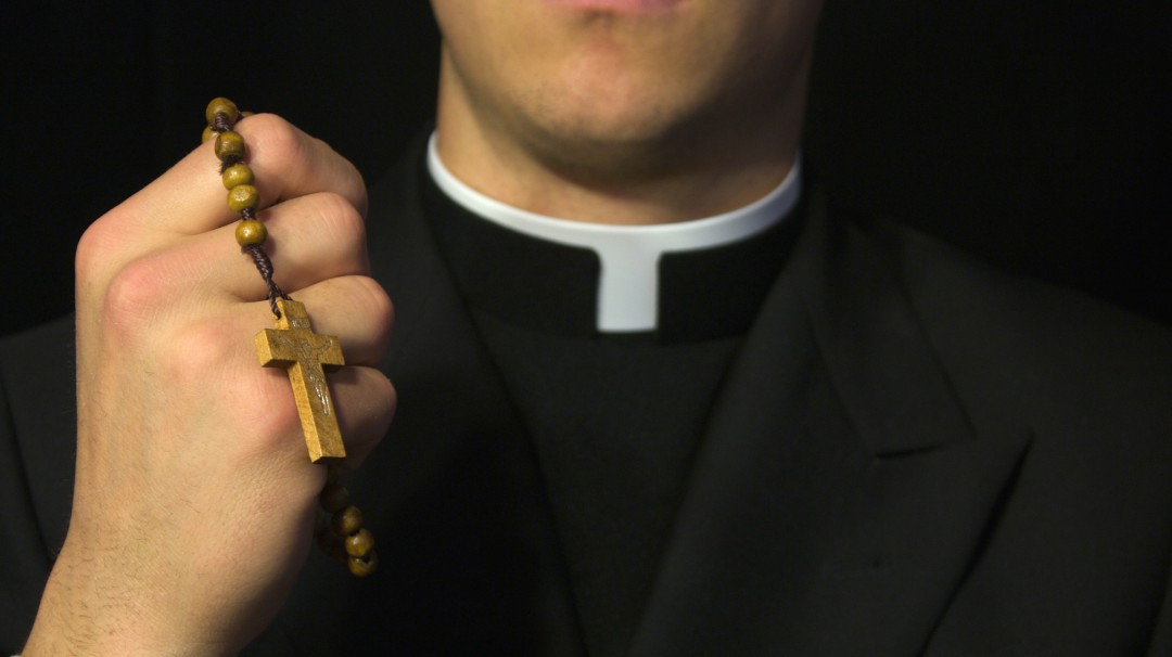 Sacerdote es acusado de gastar fondos de su iglesia en Grindr