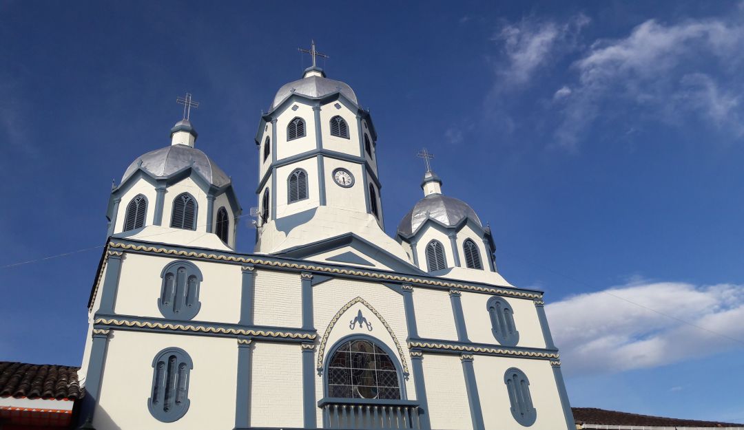 La iglesia del municipio de Filandia, Quindío en estos días de sol y cielo azul