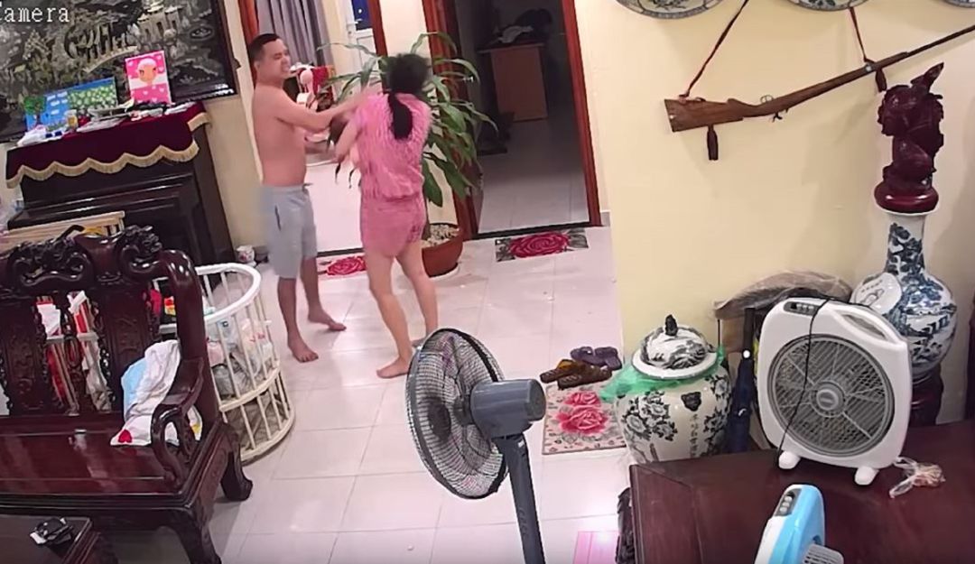 Maltrato de la mujer en Vietnam: ¡Indignante! Hombre golpea a su esposa quien llevaba su bebé en brazos