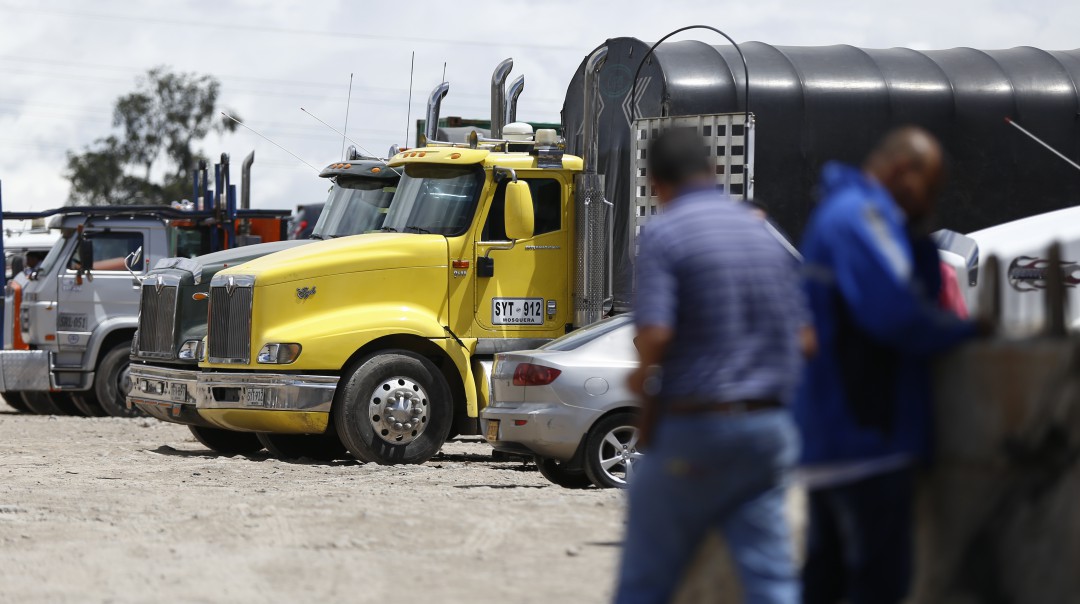 Transportadores de carga inconformes por continuas alzas al Diesel