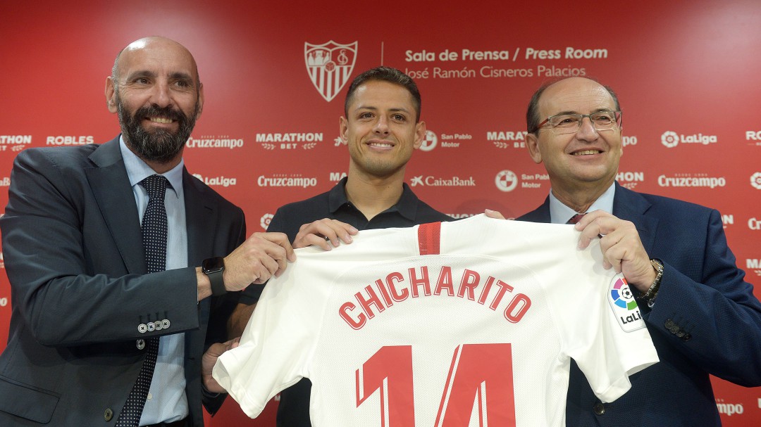 El mexicano Chicharito, nuevo jugador del Sevilla hasta junio de 2022