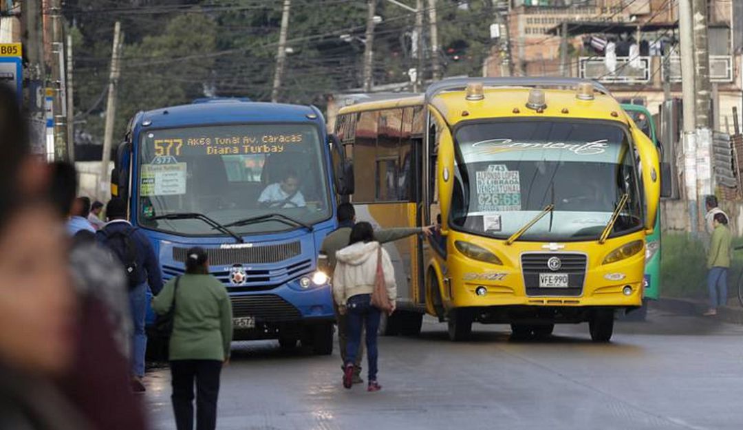 Precio de pasajes en bus y colectivo subirá $100