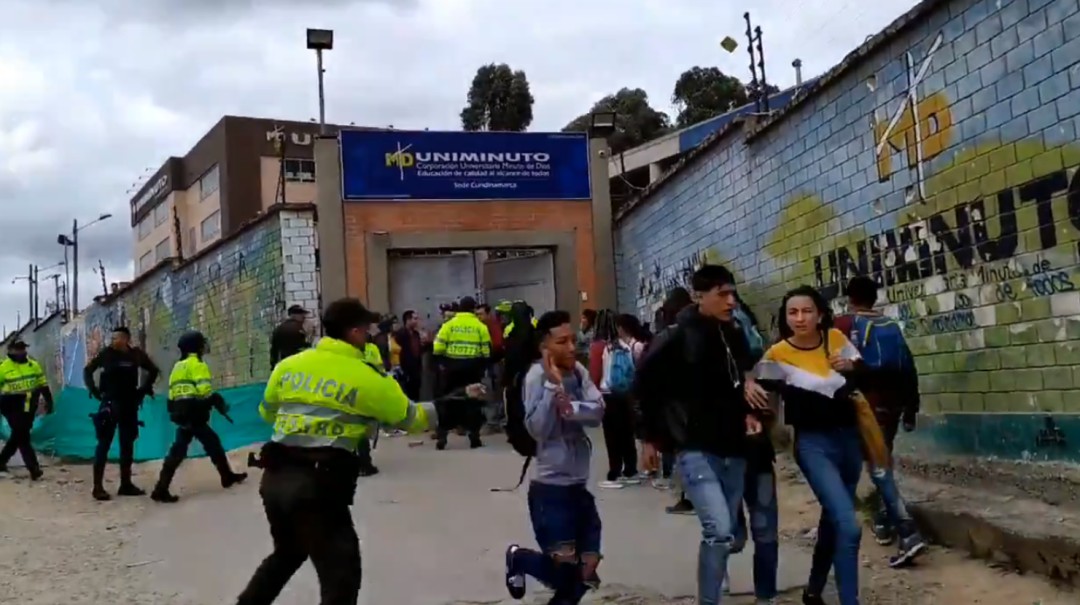 ¿Abuso policial? Estudiantes fueron reprendidos de una manera cuestionable