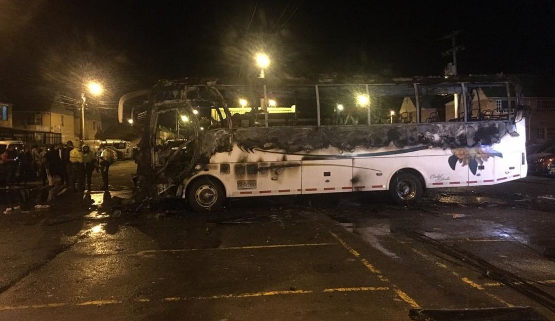 Tres hombres quemaron un bus en Soacha