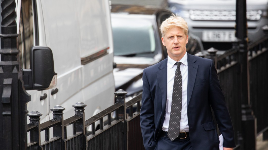 "Tensiones irresolubles" provocaron renuncia del hermano de Boris Johnson