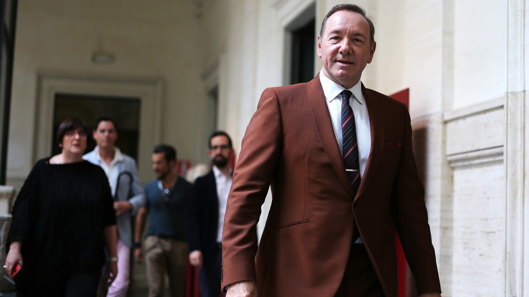Kevin Spacey volvió a aparecer en público ¡Cantando en español!